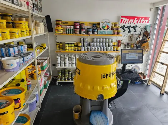 Dyqan materialesh ndërtimi me bojëra, vegla pune dhe makineri