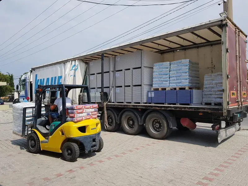 Ngarkim i materialeve Knauf në kamion për import dhe eksport