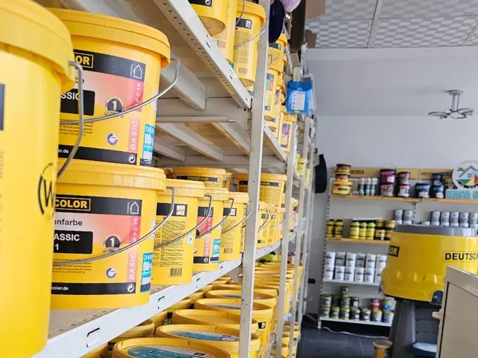 Rafte me bojëra dhe materiale ndërtimi në pikën e shitjes